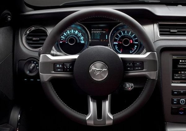 2010-10-ford-mustang-2.jpg