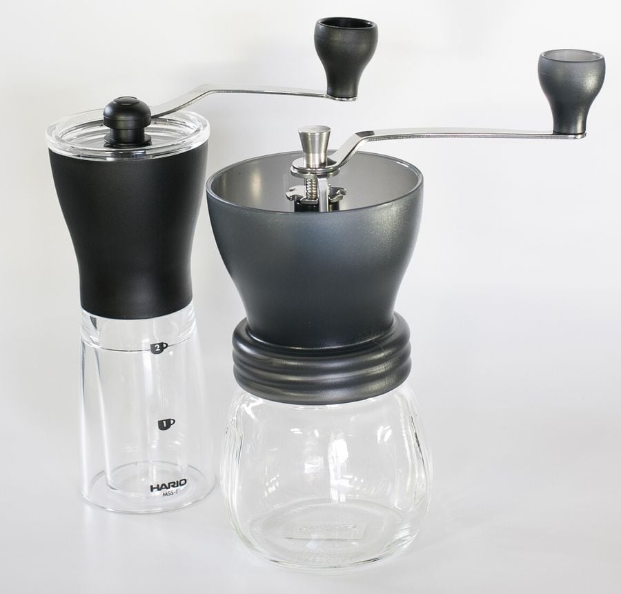 Hario Mini Mill a Hario Skerton - dva mlýnky vhodné pro domácí přípravy především filtrované kávy. Menší je ideální na přípravu 1-2 šálků, větší se hodí i pro malé kanceláře nebo kolektivy, pokud nejsou lenivé a jsou ochotné mlít ručně.