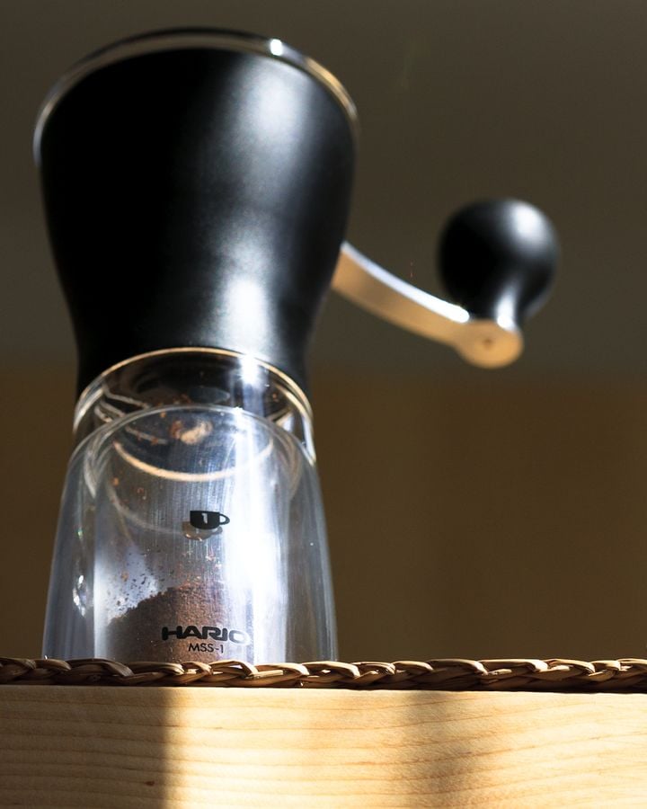 Hario Mini Mill, základní ruční mlýnek, který bohatě stačí, pokud připravujete maximálně dvě kávy naráz