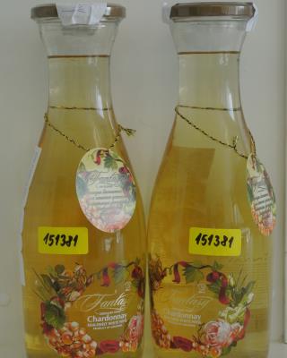 CHARDONNAY, víno révové, polosladké, bílé, Alk. 11% obj. Výrobek byl falšován nepovoleným přídavkem vody a nepovoleným přídavkem syntetického glycerolu.
V chuti a vůni byla patrná oxidáza.