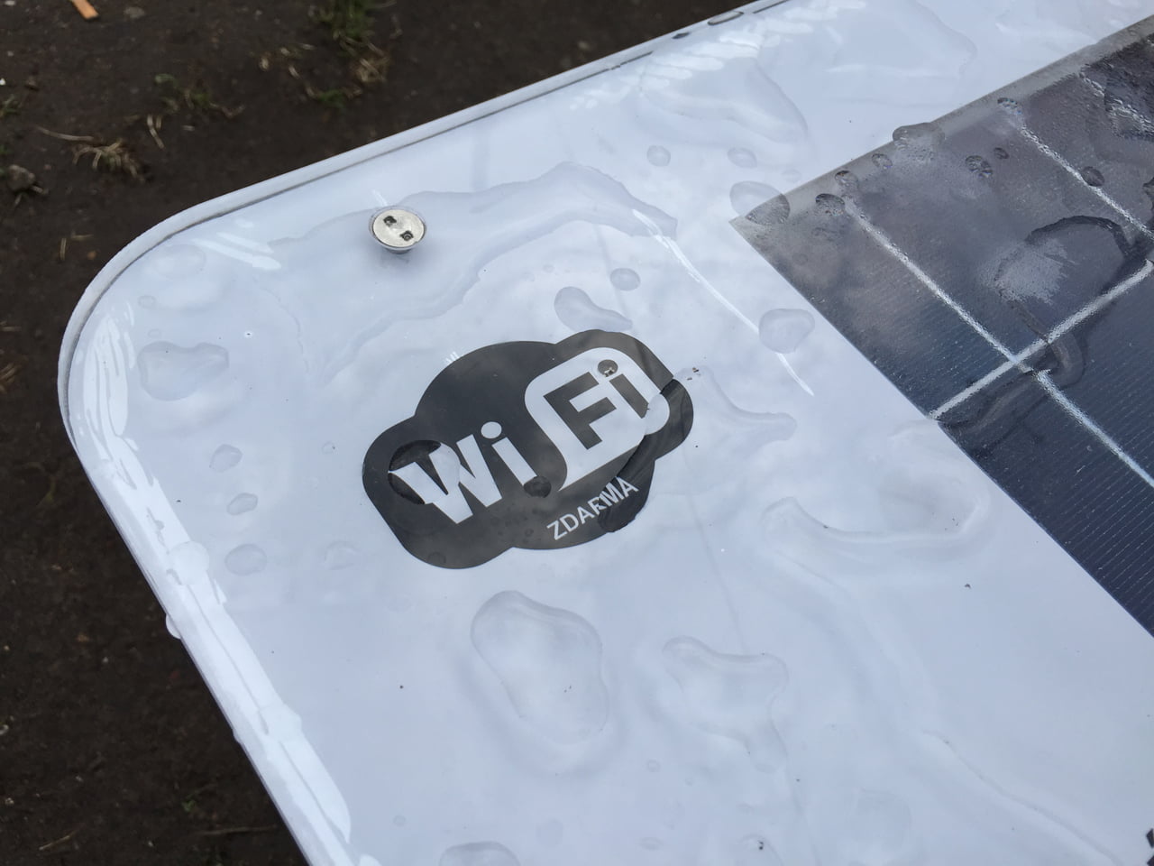 Chytrá lavička od českých Ability Group na Náměstí Míru v Praze