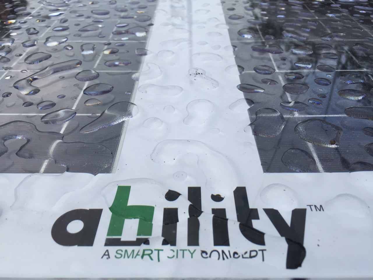 Chytrá lavička od českých Ability Group na Náměstí Míru v Praze