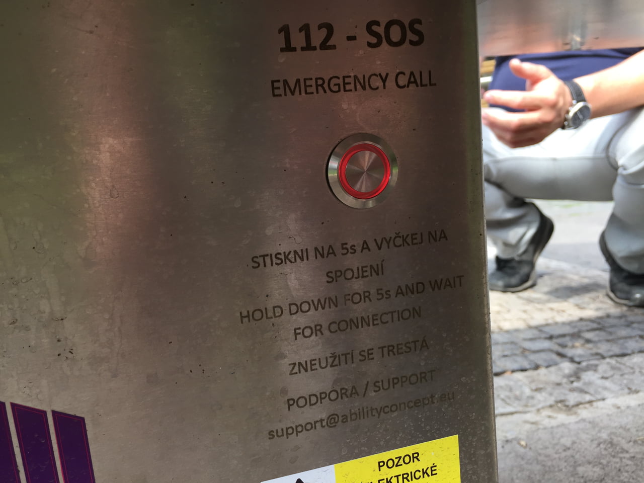 Chytrá lavička od českých Ability Group na Náměstí Míru v Praze