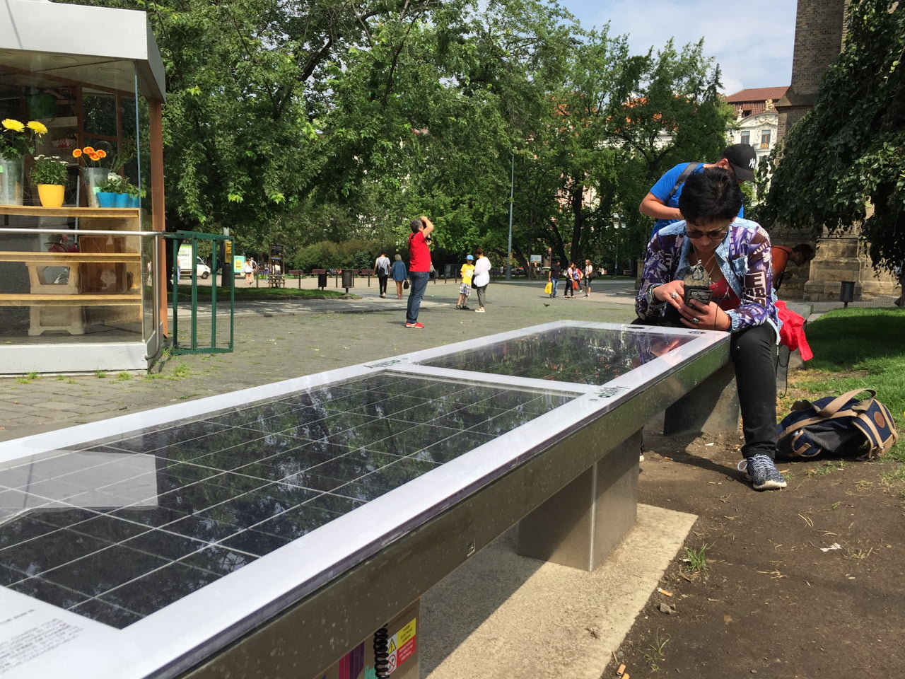 Chytrá lavička od českých Ability Group na Náměstí Míru v Praze