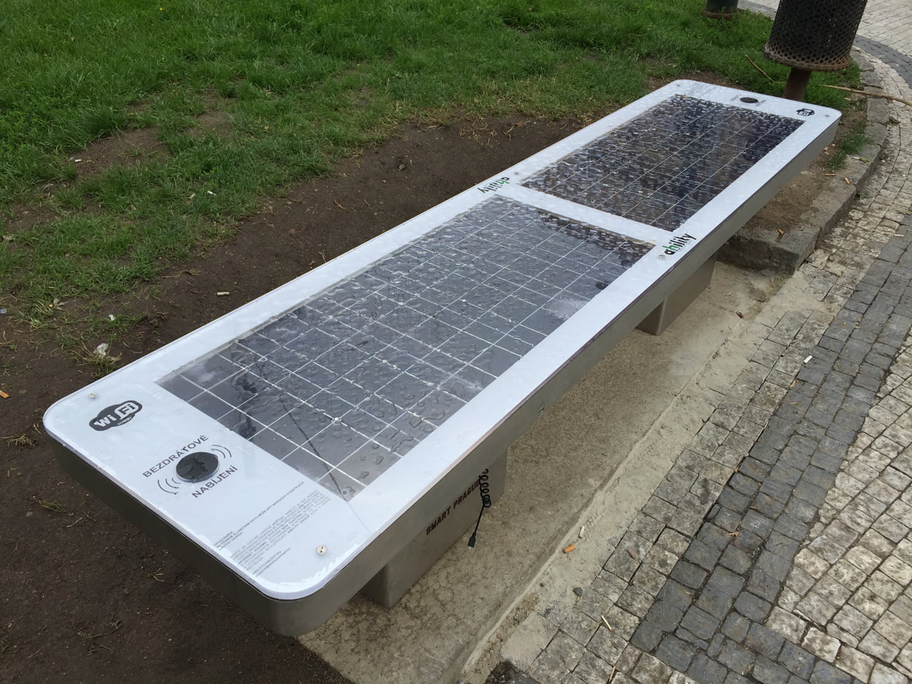 Chytrá lavička od českých Ability Group na Náměstí Míru v Praze