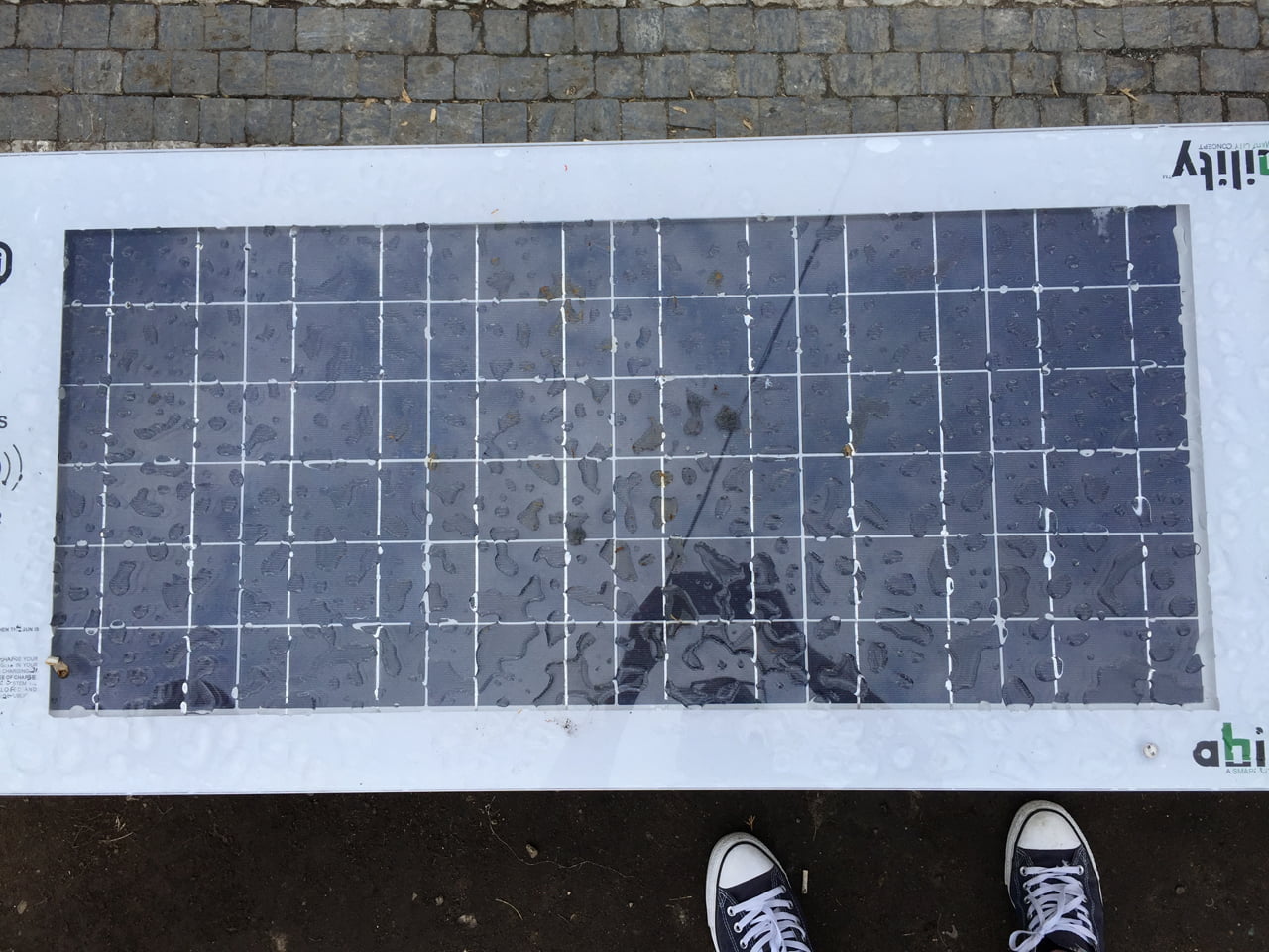 Chytrá lavička od českých Ability Group na Náměstí Míru v Praze