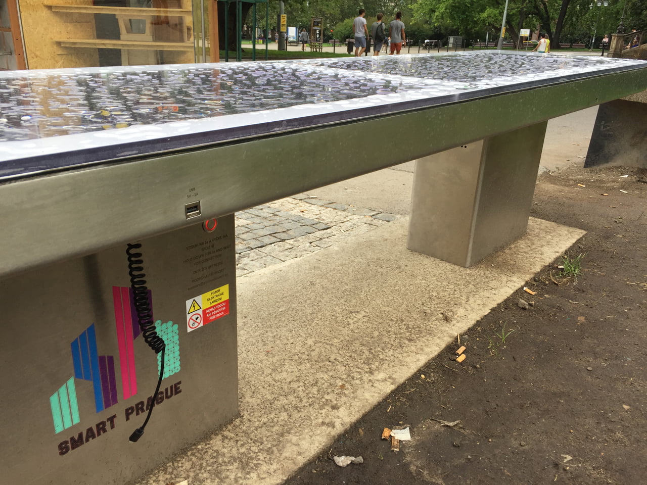Chytrá lavička od českých Ability Group na Náměstí Míru v Praze