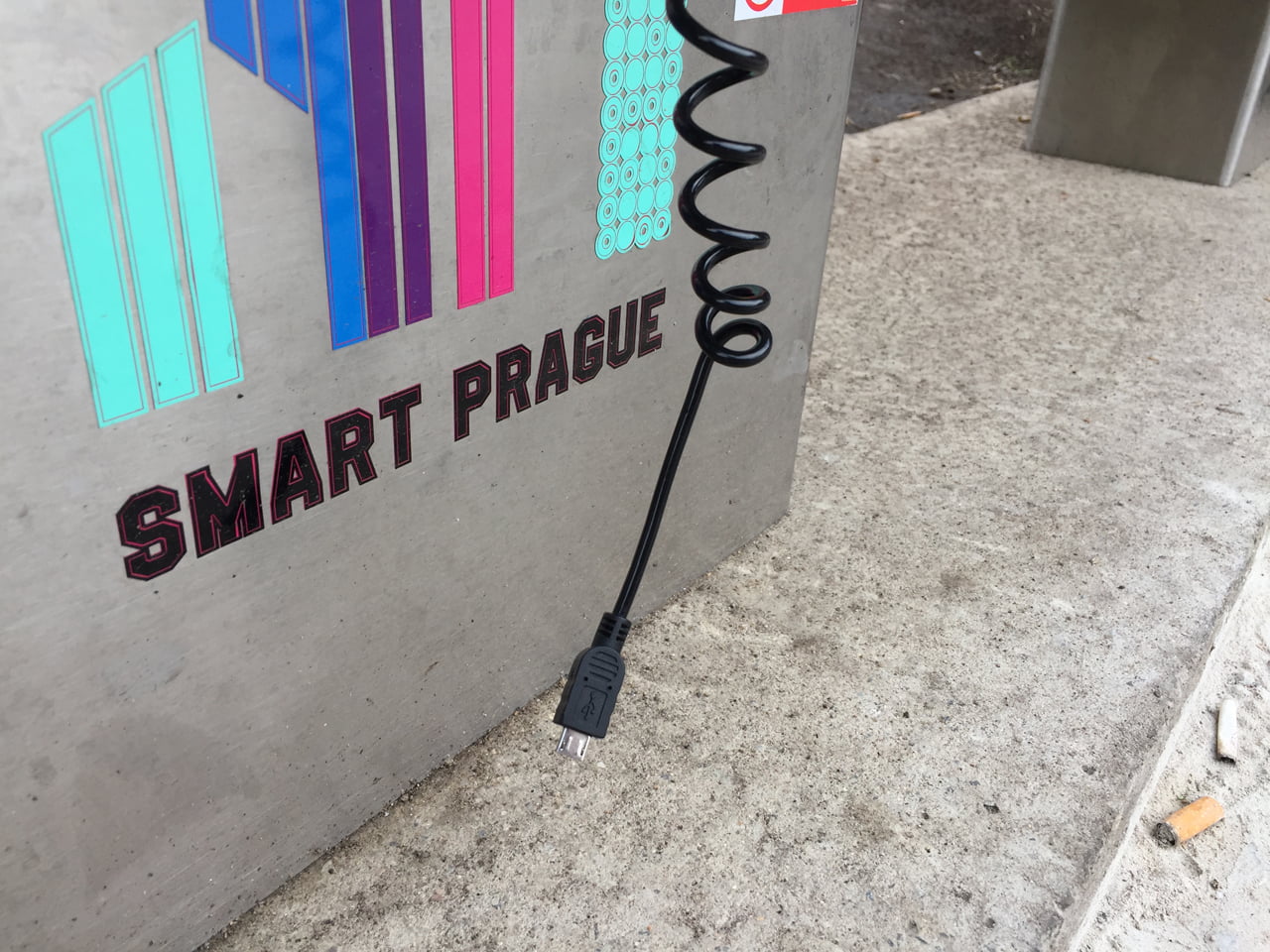 Chytrá lavička od českých Ability Group na Náměstí Míru v Praze