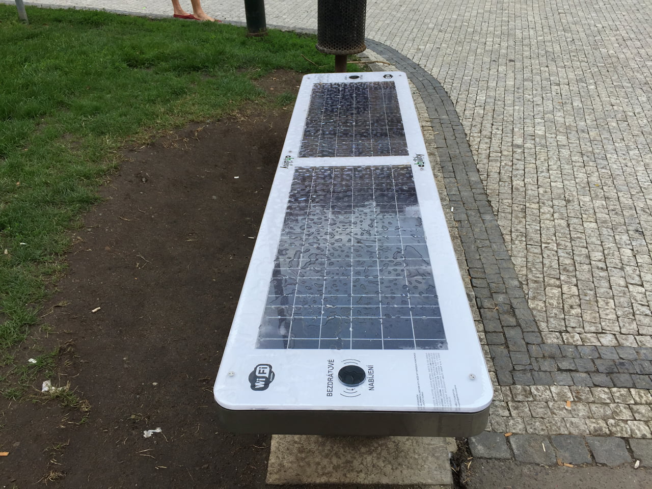 Chytrá lavička od českých Ability Group na Náměstí Míru v Praze