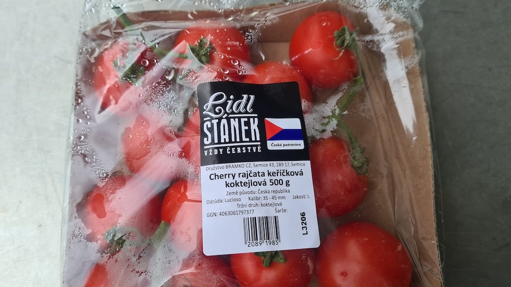 Rajčata s "nečeskou" vlajkou z Lidlu - foto paní Benešová