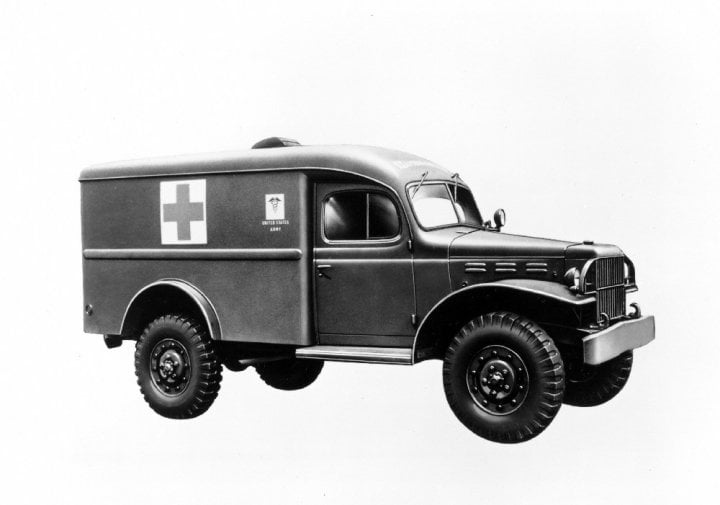 Autor: Archiv Svatopluka Jíchy, se svolením Dodge WC54 v podobě, jak tuto ambulanci poznal celý bojující svět. Vozidlo nemělo finesy dokonalých civilních sanitních vozů, jeho úkolem bylo dojet se zraněnými do bezpečí