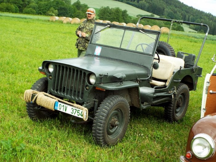 Autor: Svatopluk Jícha Willys MB se stal i poválečnou legendou. Také u nás jsou známé případy, kdy se jako cenné dědictví předával z generace na generaci. Vůz na snímku parkoval pod horou Blaník při veteránském setkání v roce 2017