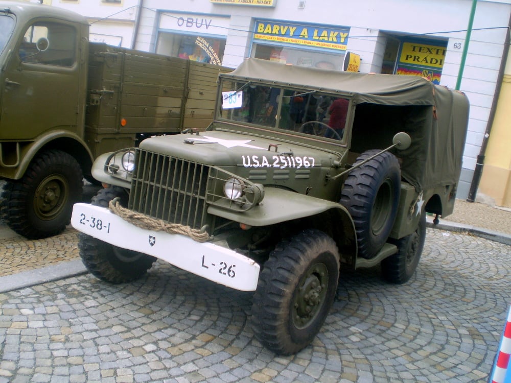 Dodge WC51 v dobově věrné podobě, jak se před čtrnácti lety představil na akci Memoriál Františka Proseckého seniora v Bystřici nad Pernštejnem. Navštívíte-li ji letos, určitě se s nějakým vojenským speciálem setkáte!