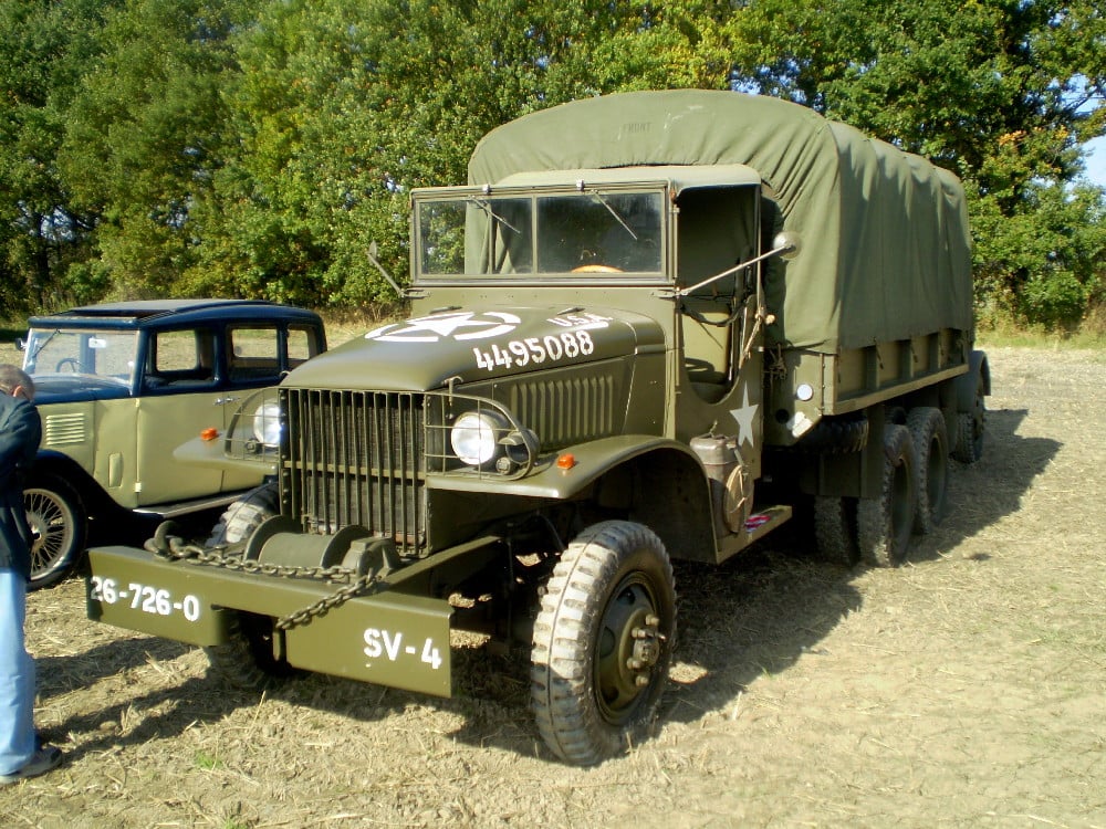 GMC CCKW ve verzi s oplachtěnou kabinou a s příslušným jednonápravovým přívěsem navštívil v roce 2010 setkání historické zemědělské techniky v jihočeské Mahouši