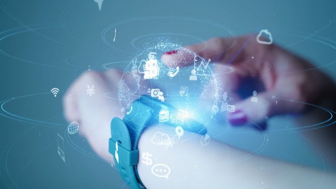 Mladá žena používající chytré hodinky. Nositelné zařízení