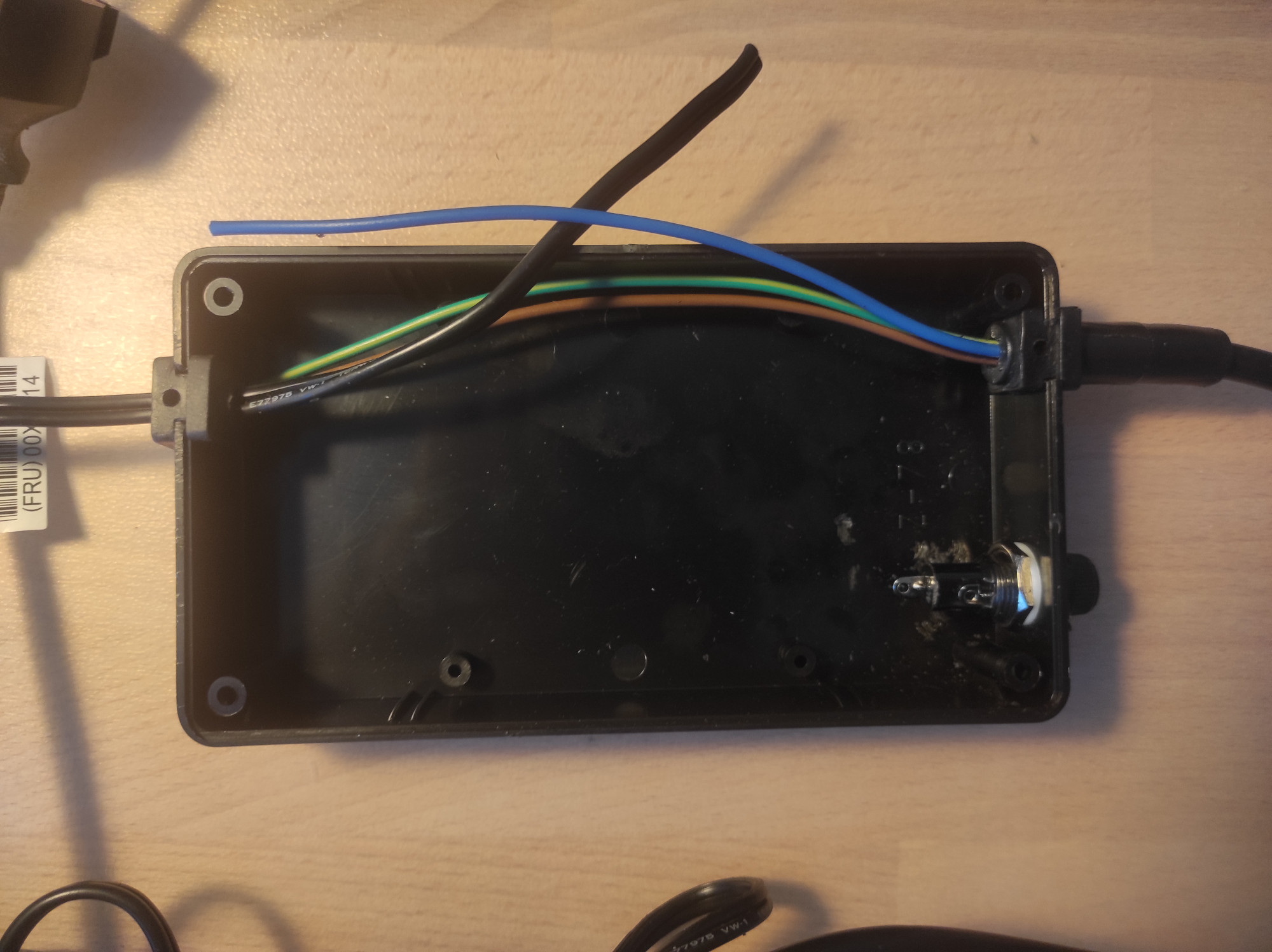 Osazená kabeláž s průchodkami.