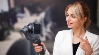 Žena si fotí selfie.