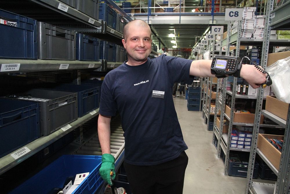 Každý picker má svůj vlastní rajón. Objednávka tak putuje za zaměstnancem, nikoliv zaměstnanec za objednávkou.