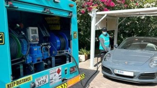 Náhledový obrázek - Elektromobilisté tvrdí, že vždy odjíždí ráno s plnou nádrží a že to spalovák neumí. Omyl. Dnes i benzinka přijede za vámi