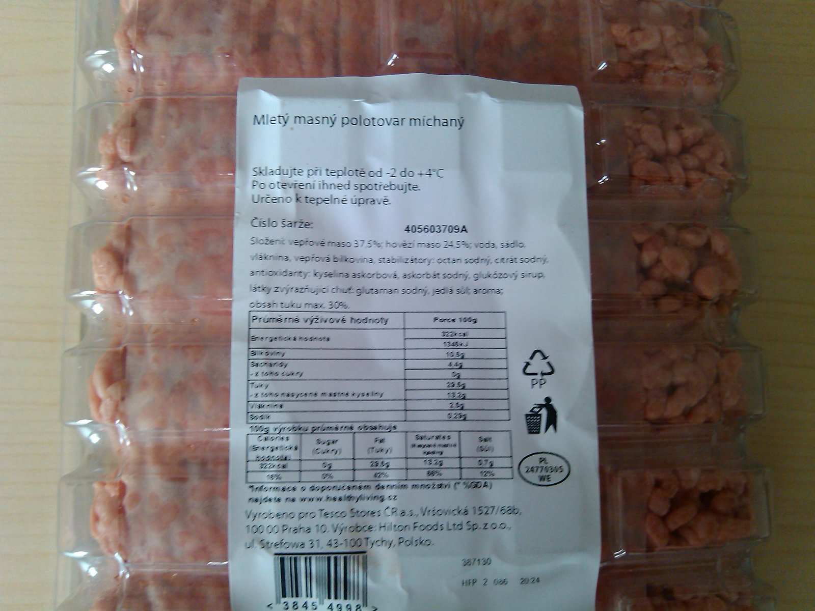 Mletý masný polotovar míchaný: 62 % masa, 1 kg za 84,90 Kč, pro Tesco Hilton Foods Polsko. Ve složení: voda, sádlo, vláknina, vepřová bílkovina, stabilizátory, octan sodný, citrát sodný, antioxidanty, kyselina askorbová, askorbát sodný, glukózový sirup, látky zvýrazňující chuť, glutaman sodný, jedlá sůl, aroma
