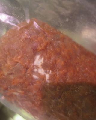 TESCO TURISTICKÝ SALÁM. Kategorie: Nebezpečné potraviny. Nevyhovující parametr: změny způsobené mikrobiální činností, plísně okem viditelné, vůně. Potravina měla oslizlý povrch s viditelnou plísní bílé a zelené barvy a zapáchala po kažení. Potravina byla v době kontroly celá, nerozkrájená, v otevřeném originálním obalu, umístěná ve skladovém chladicím zařízení u obslužného pultu. Potravina neměla prošlé datum použitelnosti a při kontrole nebyly zjištěny nevyhovující teplotní podmínky skladování. Výrobce: PEJSKAR & SPOL., spol. s r.o., Praha 1. Distributor: DC společnosti Tesco Stores ČR a.s. Místo kontroly: Tesco Stores ČR a.s., Liberec