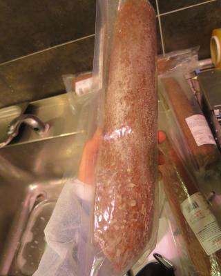 TESCO TURISTICKÝ SALÁM. Kategorie: Nebezpečné potraviny. Nevyhovující parametr: změny způsobené mikrobiální činností, plísně okem viditelné, vůně. Potravina měla oslizlý povrch s viditelnou plísní bílé a zelené barvy a zapáchala po kažení. Potravina byla v době kontroly celá, nerozkrájená, v otevřeném originálním obalu, umístěná ve skladovém chladicím zařízení u obslužného pultu. Potravina neměla prošlé datum použitelnosti a při kontrole nebyly zjištěny nevyhovující teplotní podmínky skladování. Výrobce: PEJSKAR & SPOL., spol. s r.o., Praha 1. Distributor: DC společnosti Tesco Stores ČR a.s. Místo kontroly: Tesco Stores ČR a.s., Liberec