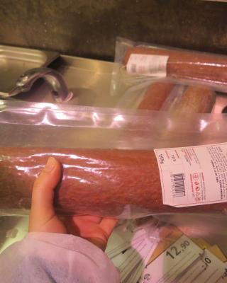 TESCO TURISTICKÝ SALÁM. Kategorie: Nebezpečné potraviny. Nevyhovující parametr: změny způsobené mikrobiální činností, plísně okem viditelné, vůně. Potravina měla oslizlý povrch s viditelnou plísní bílé a zelené barvy a zapáchala po kažení. Potravina byla v době kontroly celá, nerozkrájená, v otevřeném originálním obalu, umístěná ve skladovém chladicím zařízení u obslužného pultu. Potravina neměla prošlé datum použitelnosti a při kontrole nebyly zjištěny nevyhovující teplotní podmínky skladování. Výrobce: PEJSKAR & SPOL., spol. s r.o., Praha 1. Distributor: DC společnosti Tesco Stores ČR a.s. Místo kontroly: Tesco Stores ČR a.s., Liberec