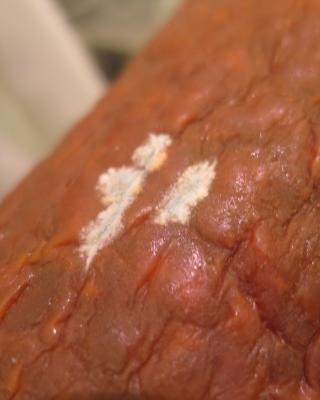 TESCO TURISTICKÝ SALÁM. Kategorie: Nebezpečné potraviny. Nevyhovující parametr: změny způsobené mikrobiální činností, plísně okem viditelné, vůně. Potravina měla oslizlý povrch s viditelnou plísní bílé a zelené barvy a zapáchala po kažení. Potravina byla v době kontroly celá, nerozkrájená, v otevřeném originálním obalu, umístěná ve skladovém chladicím zařízení u obslužného pultu. Potravina neměla prošlé datum použitelnosti a při kontrole nebyly zjištěny nevyhovující teplotní podmínky skladování. Výrobce: PEJSKAR & SPOL., spol. s r.o., Praha 1. Distributor: DC společnosti Tesco Stores ČR a.s. Místo kontroly: Tesco Stores ČR a.s., Liberec