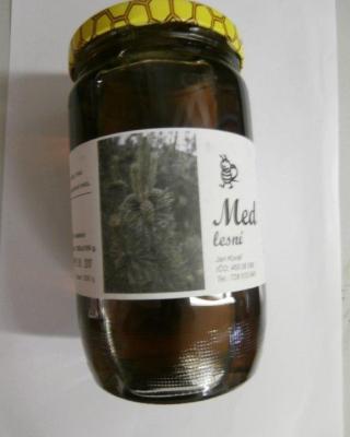 Med lesní. Kategorie: Nejakostní potraviny. Nevyhovující parametr:
hydroxymethylfurfural (HMF), aktivita diastázy. Obsah látky hydroxymethylfurfural byl téměř sedmkrát vyšší, než připouští příslušný právní předpis. Hydroxymethylfurfural (HMF) je látka, která vzniká například při vyšších teplotách během zpracování medu. Med nevyhověl legislativním požadavkům na aktivitu enzymu diastáza. Aktivita enzymu klesá například stárnutím medu. Výrobce: Jan Kovář. Distributor: Voksa Jan, med. Místo kontroly: Potraviny INTRAL s.r.o., Znojmo