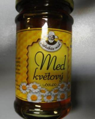 Med květový, dědečkův med. Kategorie: Nejakostní potraviny. Nevyhovující parametr: hydroxymethylfurfural (HMF), enzym diastáza. Med nevyhověl legislativním požadavkům na aktivitu enzymu diastáza. Aktivita enzymu klesá například stárnutím medu. Obsah látky hydroxymethylfurfural byl vyšší, než připouští příslušný právní předpis. Hydroxymethylfurfural (HMF) je látka, která vzniká například při vyšších teplotách během zpracování medu. Výrobce: Včelpo, Obora. Opakované nálezy u různě velkých balení medu na různých místech kontroly: Kaufland, Coop