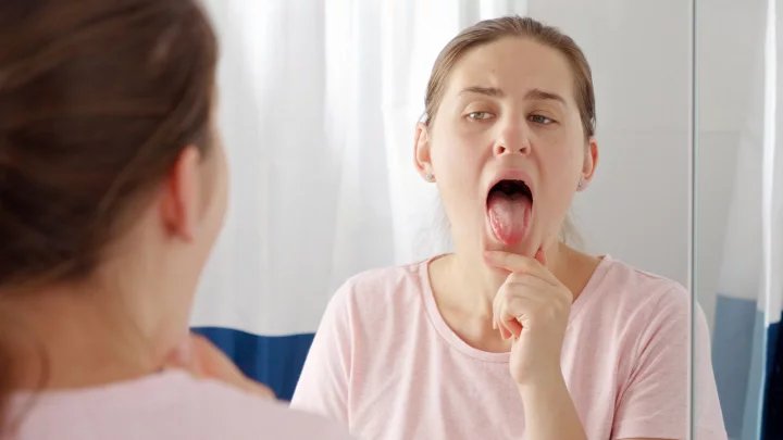 Důvodů, které stojí za skvrnitým jazykem, může být opravdu velmi mnoho. V závislosti na podobě skvrn a případných doprovodných příznacích, jako je třeba pálení, je pak třeba rozpoznat, do jaké míry jsou neškodné a kdy už znamenají zdravotní problém.