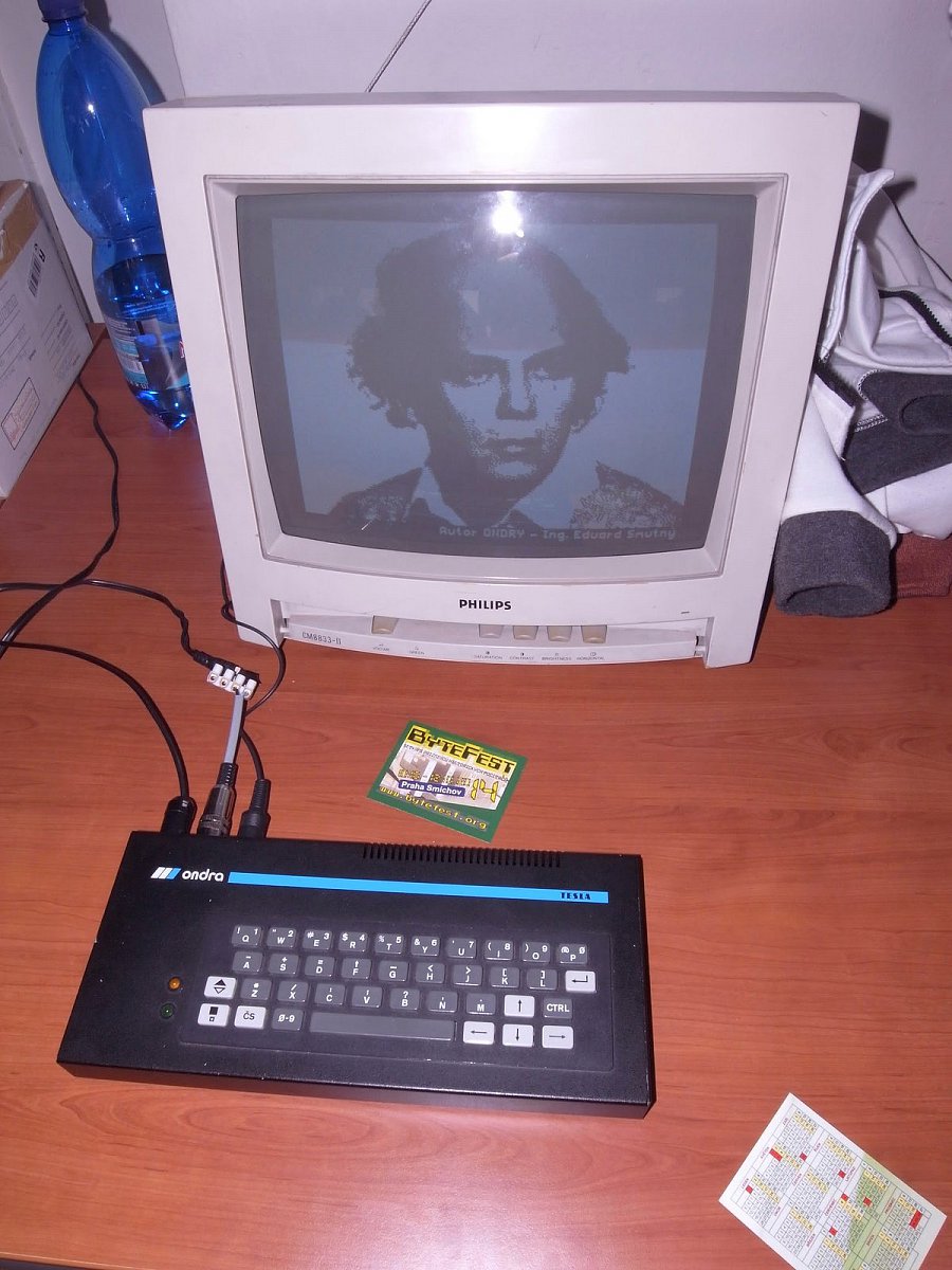 Ing. Vladimír Smutný a jeho počítač Ondra vyráběný v Tesle.