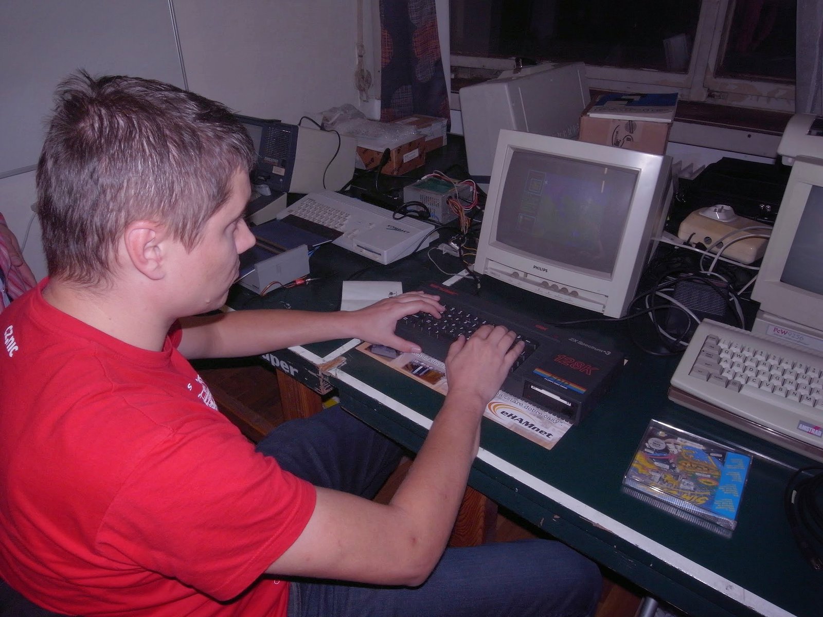 ZX Spectrum +3 s 3" disketovou mechanikou (je o něco užší než 3,5"), na monitoru běží SimCity.