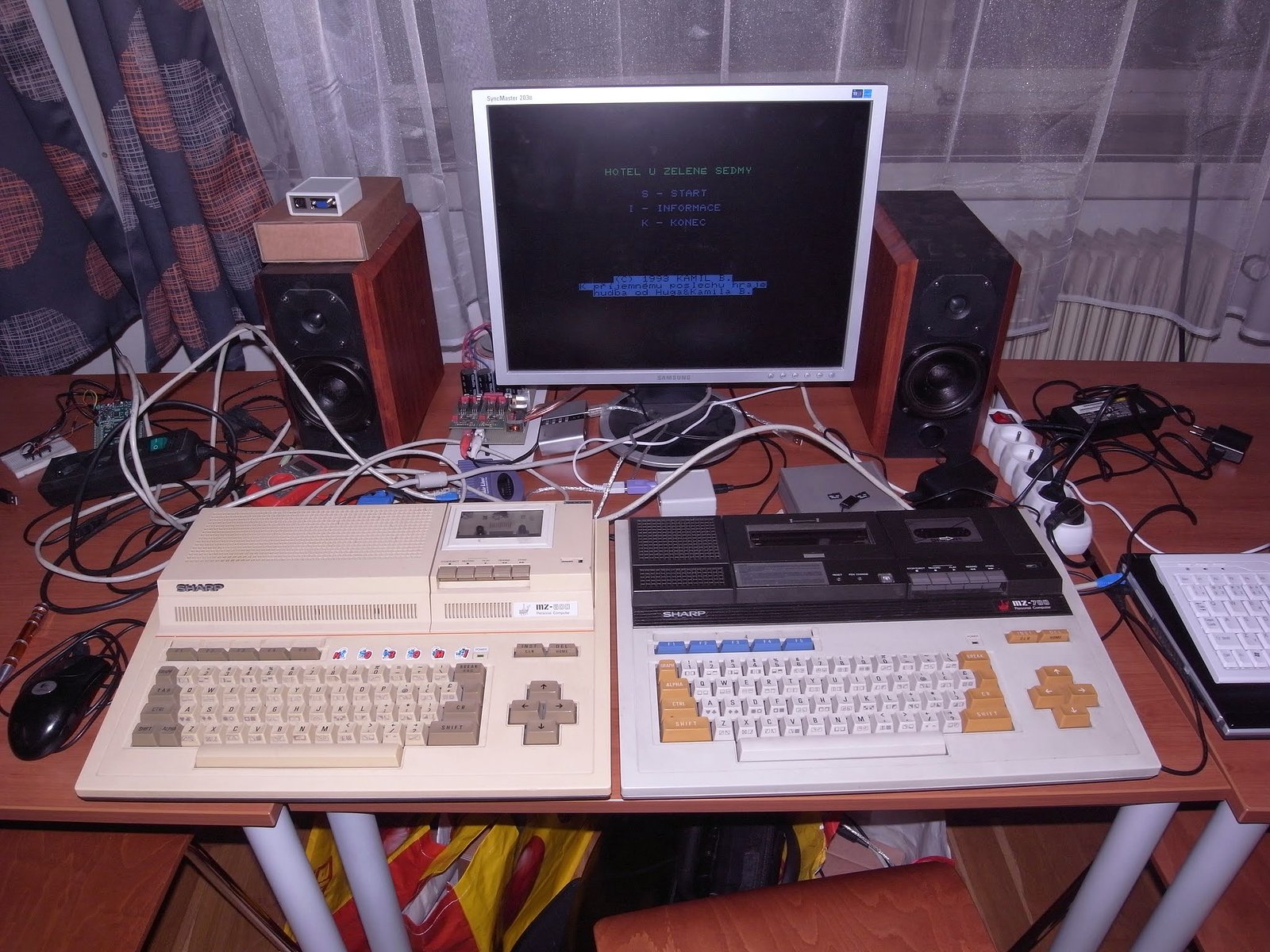 Japonský počítač Sharp.