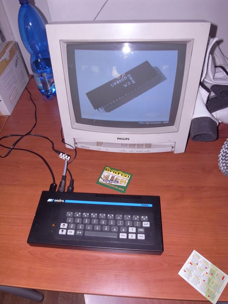 Ondru pohání klon Z80 s označením UB880 vyráběný v NDR.