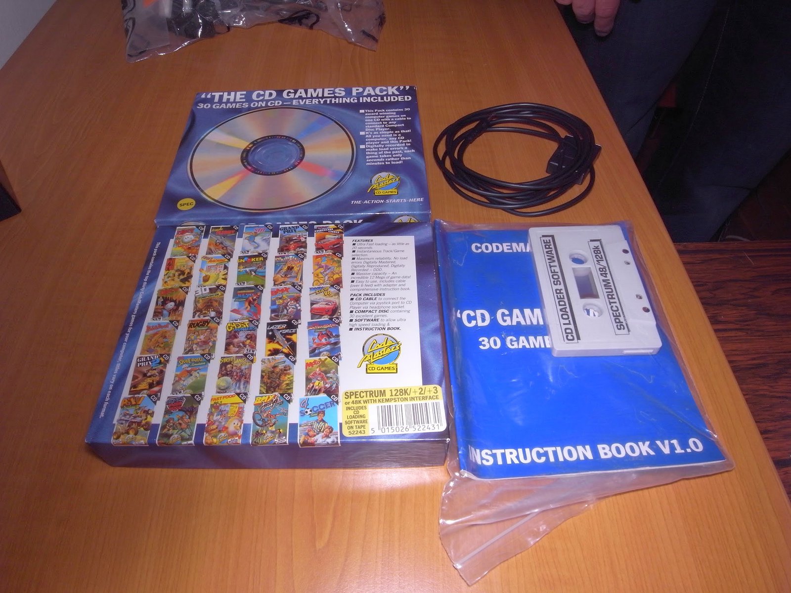 Tohle je rarirka, jediné komerční CD, které vyšlo pro počítače ZX Spectrum. Funguje to tak, že z kazety nahrajete zavaděč a ten přes rozhraní připojené na místo Kempston joystiku načítá audio stopu z CD, která používá modulaci, která je mnohem rychlejší než std. kazetový přenos.