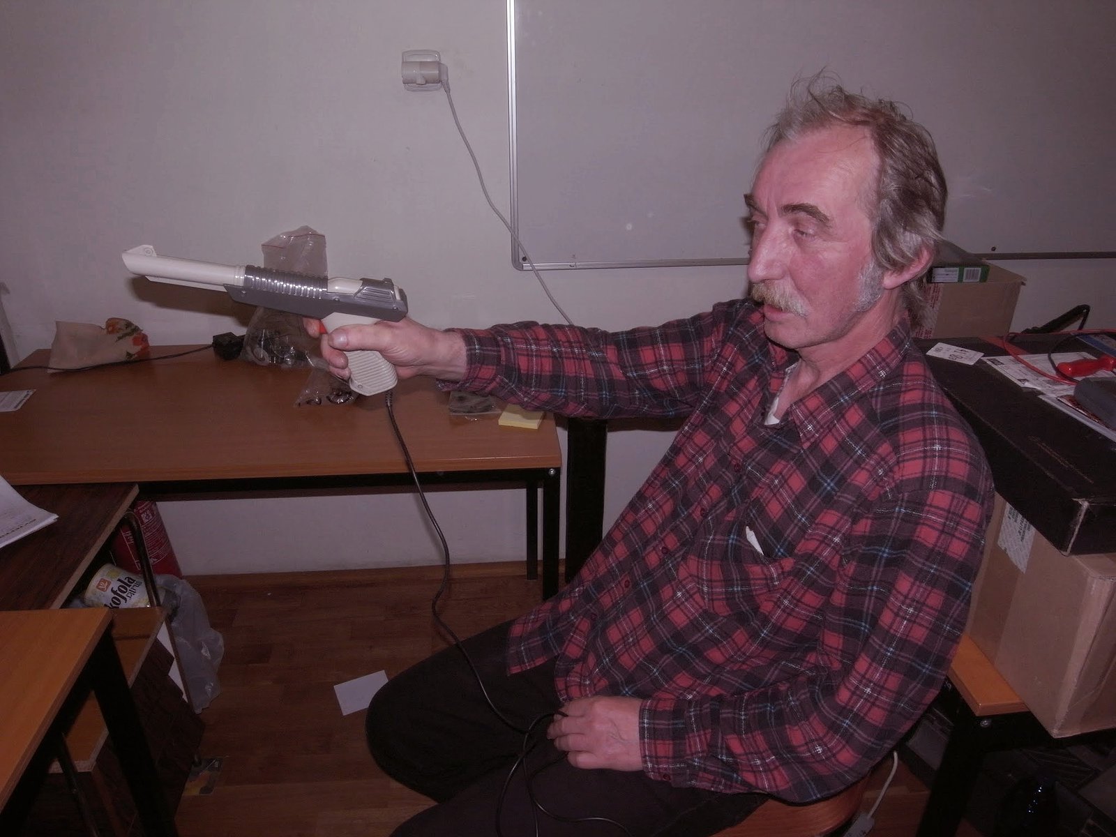 Tomsoft míří světelnou pistolí.