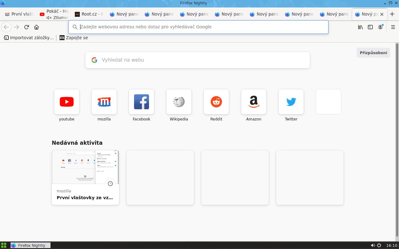 Pohled na řadu mnoha otevřených panelů.