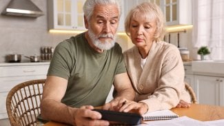 Muž a žena v seniorském věku řeší finanční plány.