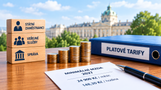 Stůl umístěný v prostoru s popisky minimální mzdy a platu
