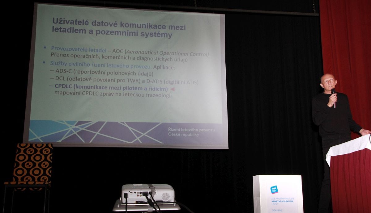 Soukup, Milan - komunikace mezi letadlem a zemí.