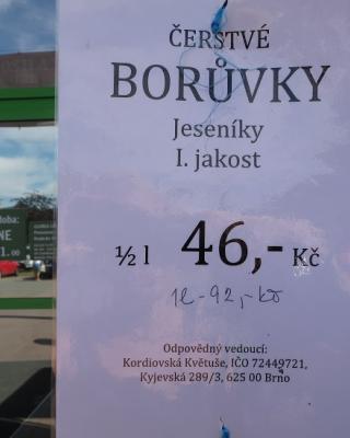 Borůvky. Kategorie: Falšované potraviny. Nevyhovující parametr: Objem. Objem (množství) borůvek byl všech kontrolovaných "balení" nižší než bylo deklarováno. Spotřebitel tak byl informací o objemu borůvek uváděn v omyl. Místo kontroly: Květuše Kordiovská, "Prodejní stánek borůvek u obchodního domu Glóbus", Brno