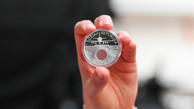 Pamětní stříbrné mince s optickým průhledovým prvkem „Letoun Ae
