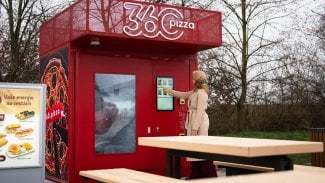 Pizzamat na čerpací stanici ORLEN v Průhonicích, D1 ve směru z Prahy do Brna.