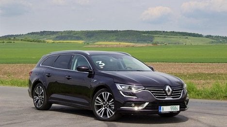 Náhledový obrázek - Renault Talisman Grandtour vyjíždí proti Superbu Combi