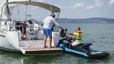 Náhledový obrázek - Menšíkovo DoDo jezdí i po Balatonu. Jachtařům rozváží jídlo na ekologických vodních skútrech