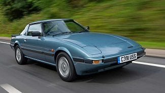 Náhledový obrázek - Retro: Mazda RX-7 je mezi sportovními auty unikát už 40 let