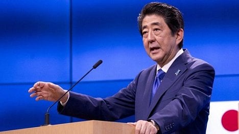 Náhledový obrázek - Srazí koronavirus Abemu vaz? Dlouholetý japonský premiér čelí vysokému propadu preferencí