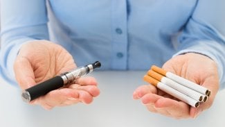 V jedné ruce klasické cigarety, v druhé ta elektronická. Ani jedno není zdravé