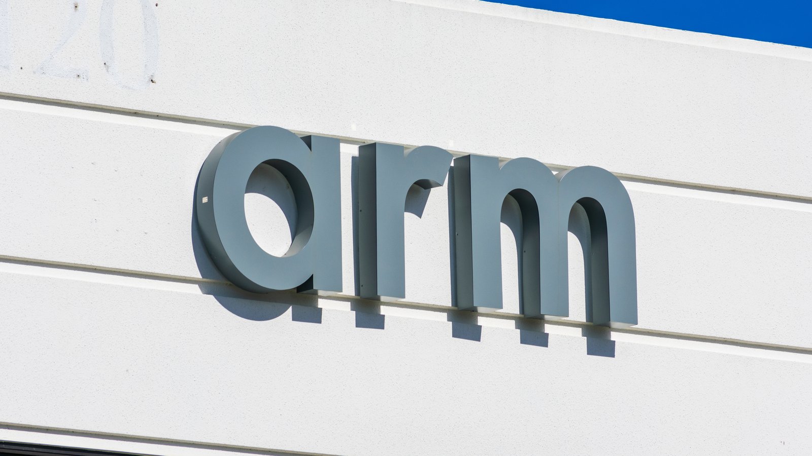 Arm Limited: logo na fasádě sídla firmy
